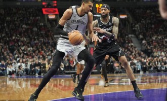 文班亚马12+8&amp;amp;5帽福克斯20分 马刺击败猛龙迎十连胜