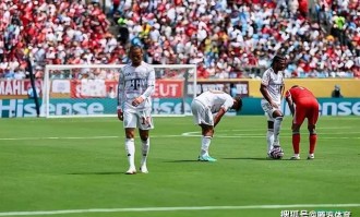 踢假球?拜仁0-1本菲卡，8人轮换避切尔西，进八强或战巴黎