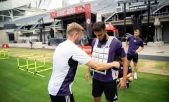 太阳报：曼联球员穿阿迪达斯研发的高科技夹克抵御美国高温