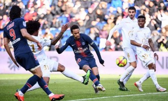法甲重头戏：巴黎圣曼主场争冠稳上游，欧塞尔中游徘徊难阻豪强？