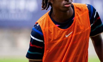 巴萨在法甲发现瑰宝，他们正密切关注南特十七岁的中后卫天才塔蒂